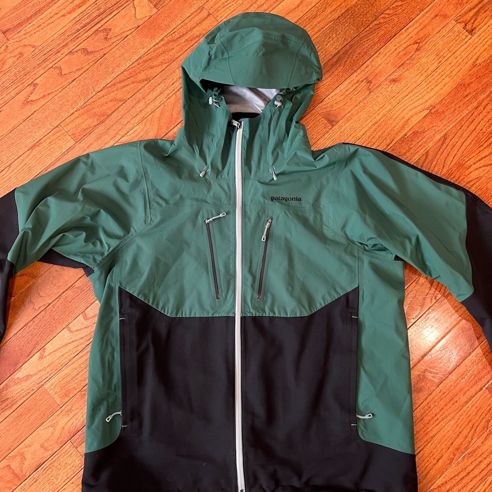 Patagonia Men's Forest Green and Black Shell Jacket